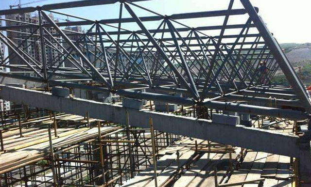 大石桥简述网架公司的黑色压型钢板的吊装步履